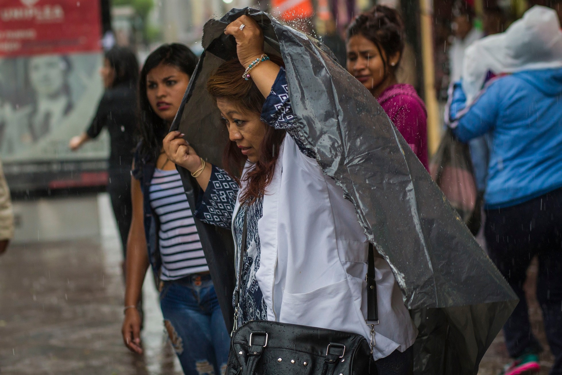 Lluvias dejan granizo y encharcamientos en la capital