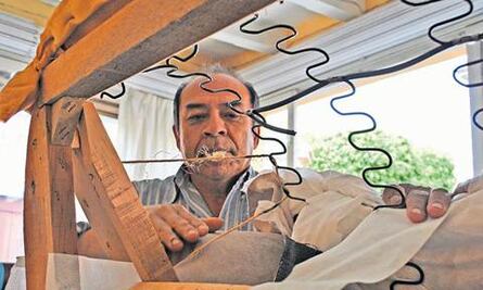 Devuelven belleza a muebles maltratados