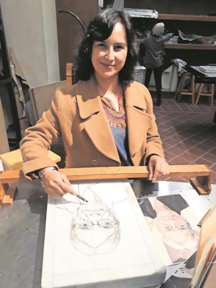 Hacen arte sobre lápidas de mármol