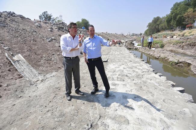 Francisco Domínguez supervisa obras en el río Querétaro