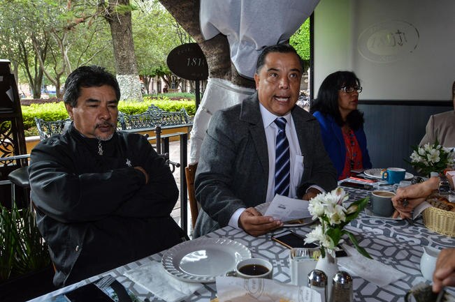 Exigen reinstalación de docentes de la  UAQ