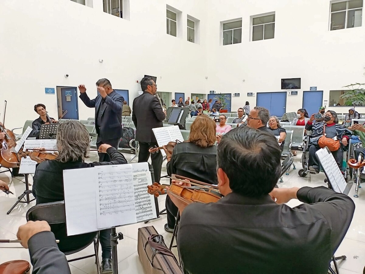 Camerata Santiago lleva música al Hospital General