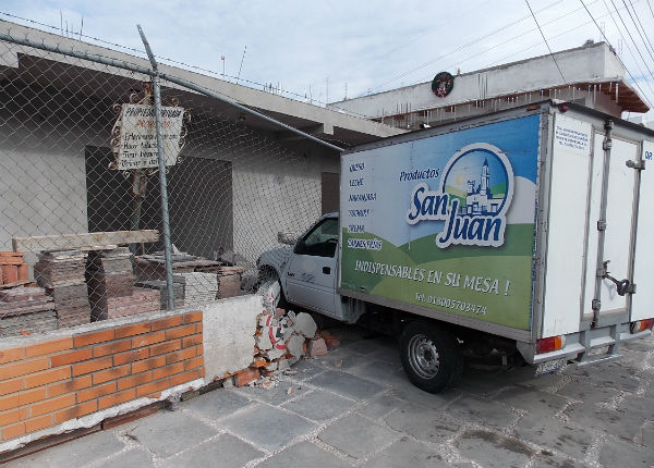 Se zafan frenos y daña comercio