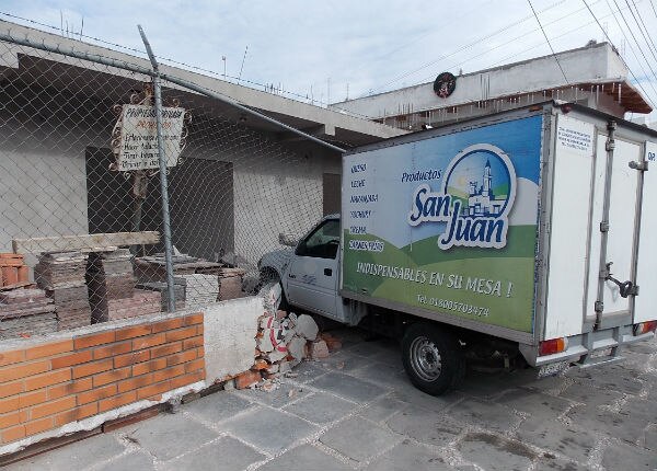 Se zafan frenos y daña comercio