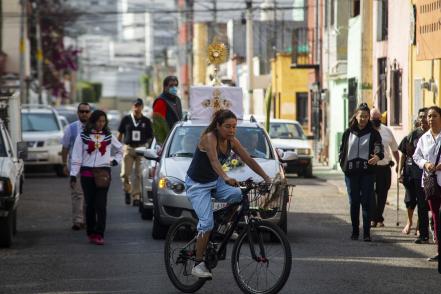 En Domingo de Ramos, llevan a cabo su fe con sana distancia