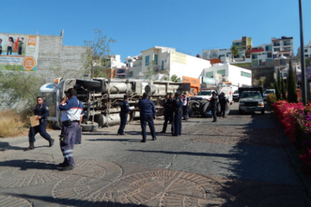 Vuelca camión en Milenio III