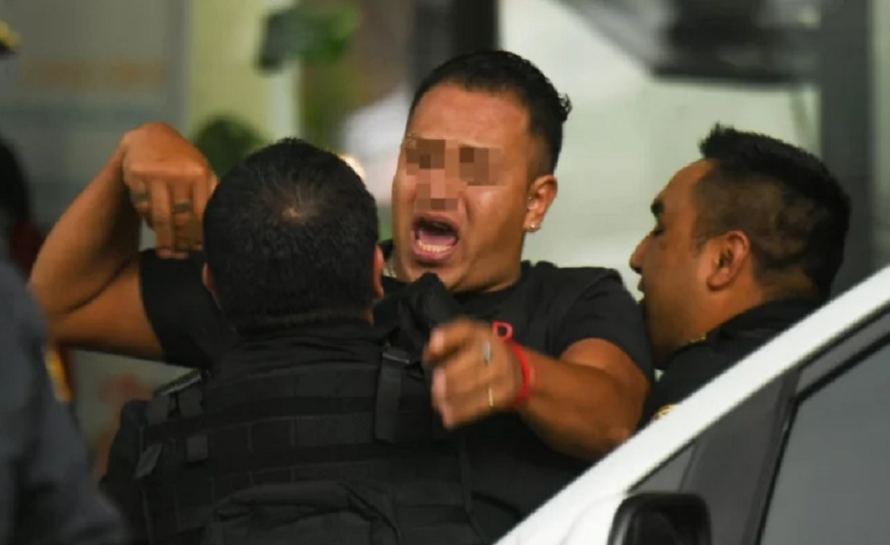 Padre de supuesto ladrón forcejea con policías tras muerte de su hijo