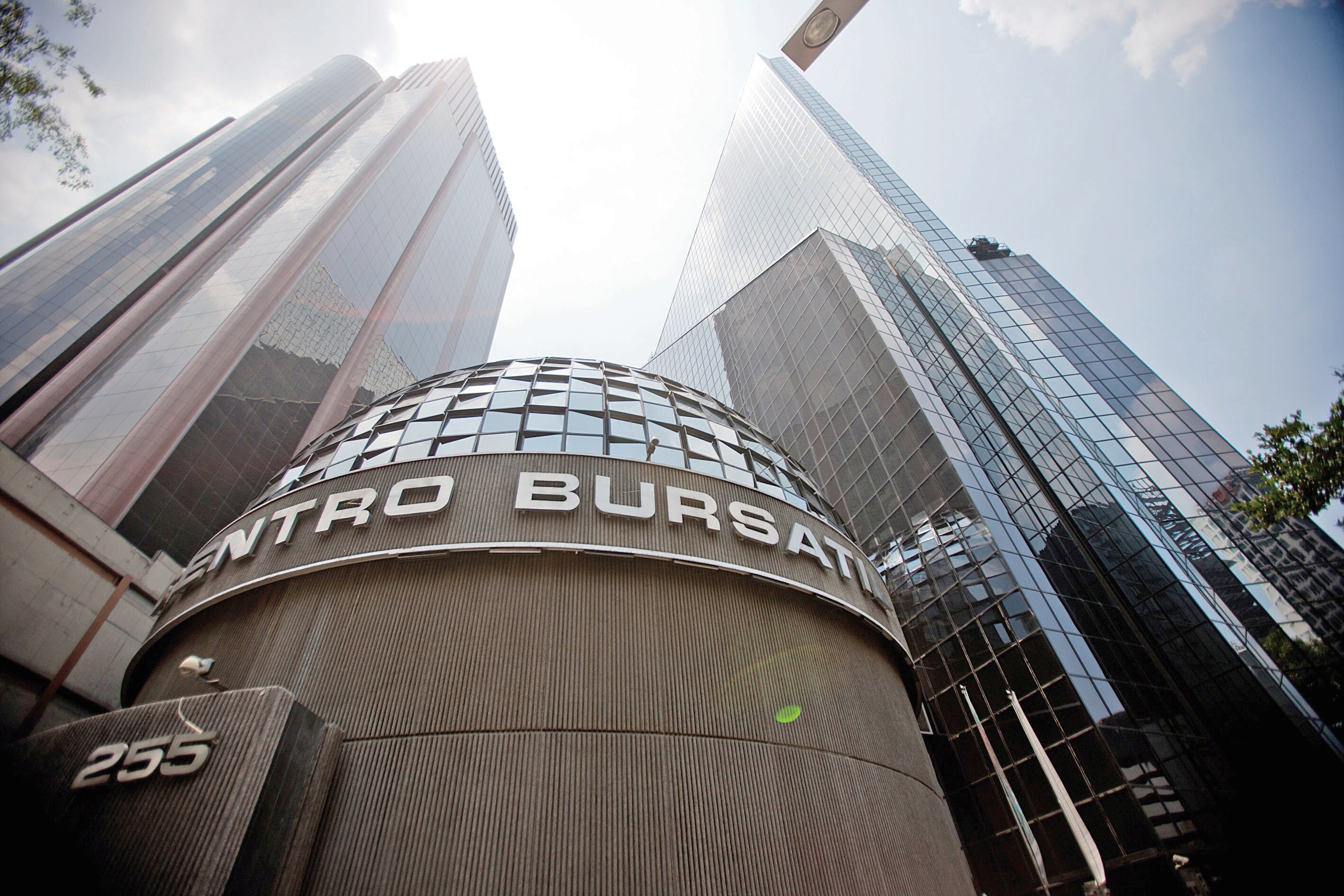 BMV en récord; rebasa las 50 mil unidades