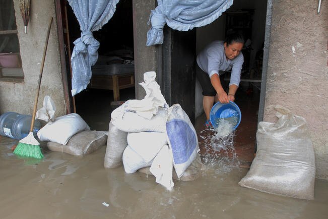 Las familias lamentan que todo su patrimonio esté dañado; a pesar de fuertes lluvias en el pasado nunca tuvieron problemas tan graves por el agua (CÉSAR GÓMEZ. EL UNIVERSAL)