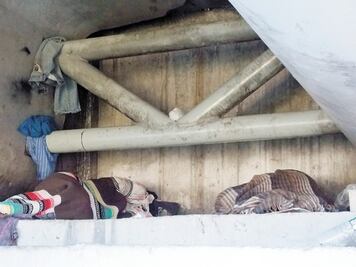 Utilizan puente para pernoctar 