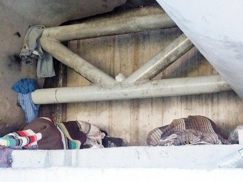 Utilizan puente para pernoctar