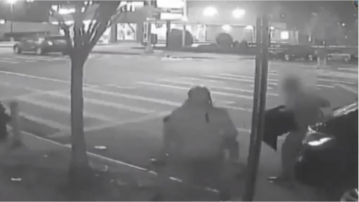 Grupo de asaltantes da brutal golpiza a dos hombres para robarles dinero