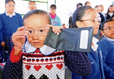 Entregan mil pares  de lentes