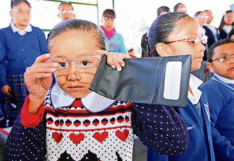 Entregan mil pares  de lentes