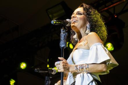 Pandora felicita a los queretanos y les canta
