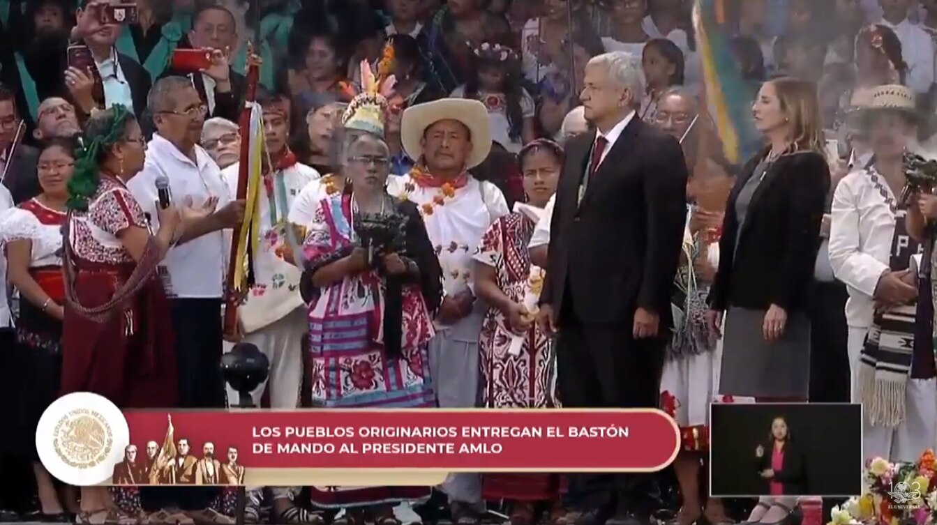 AMLO recibe Bastón de Mando de los pueblos indígenas