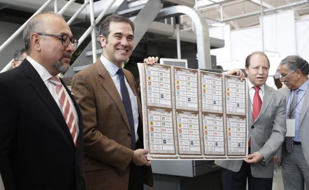 Marco Baños, Lorenzo Córdova y Ariel García en el inicio de impresión de las boletas electorales en los Talleres Gráficos de México. (FOTO: Luis Cortes. EL UNIVERSAL)
