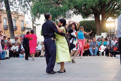 Con baile, rechazan violencia a mujer
