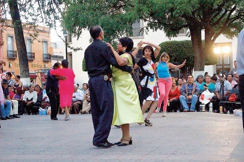 Con baile, rechazan violencia a mujer