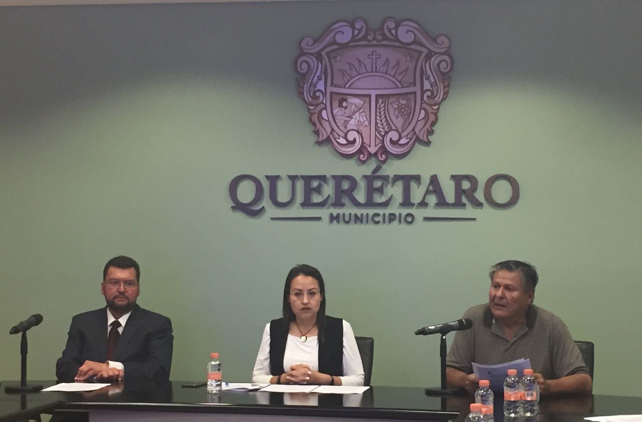 Andrés Garrido del Toral, cronista de la ciudad; Beatriz Marmolejo, secretaria de Desarrollo Social; y Manuel Escoto, historiador (Foto: Alma Gómez)