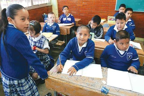 Disminuye rezago educativo