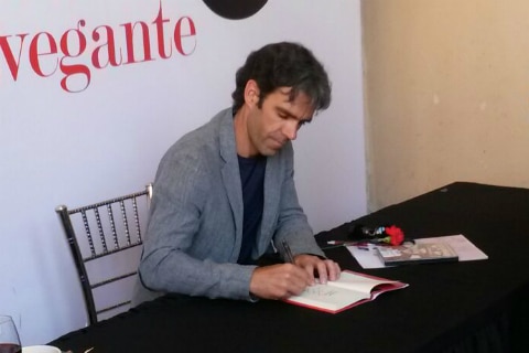 Presenta José Tomás libro