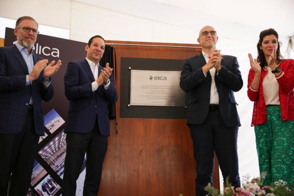 El gobernador, junto a Francesco Casoli, develaron la placa de la ampliación; la planta inició operaciones en 2006. FOTO: ESPECIAL
