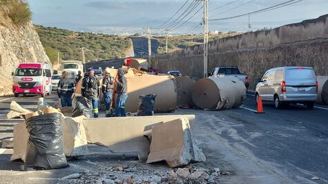 Accidente vial bloquea la carretera estatal 413 en el municipio de Corregidora