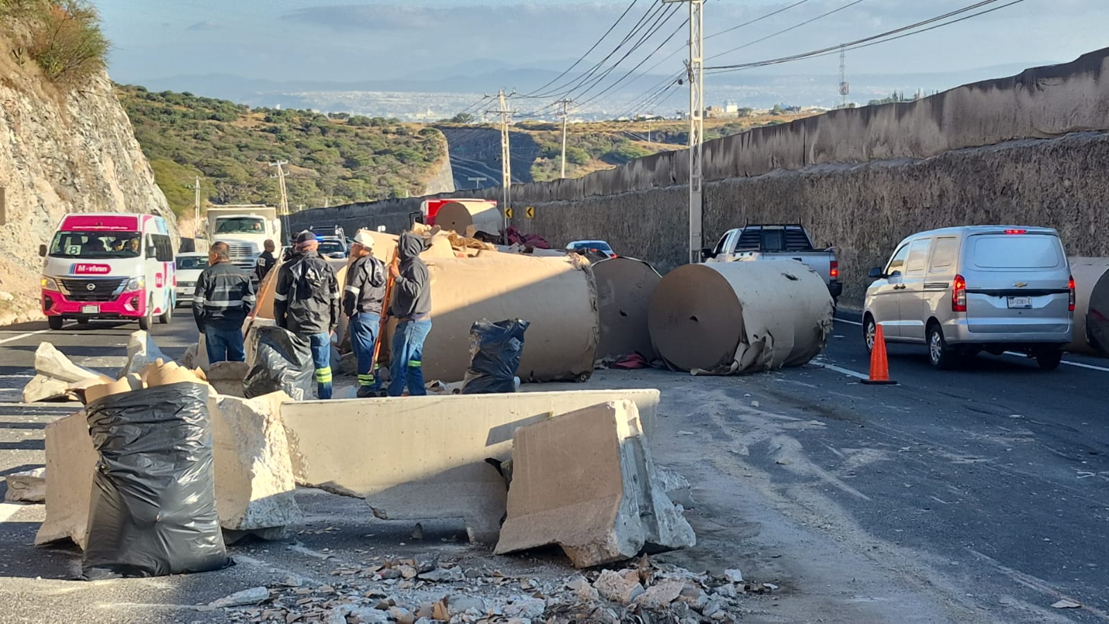 Accidente vial bloquea la carretera estatal 413 en el municipio de Corregidora