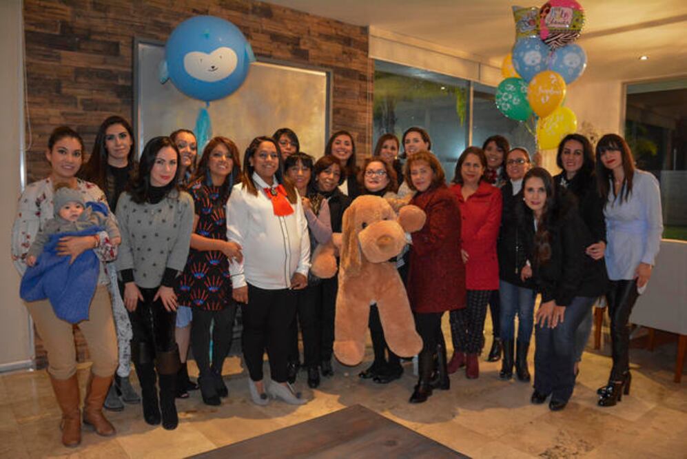 Las invitadas se divirtieron con clásicos juegos y colmaron a la festejada con felicitaciones y buenos deseos por la futura llegada del nene (FOTOS: MARIO VALDÉS. EL UNIVERSAL)
