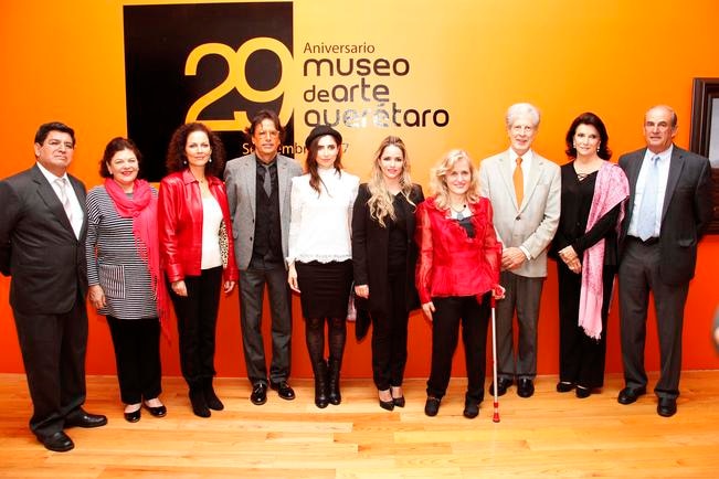 Diversas personalidades del ámbito cultural asistieron a la inauguración de la serie, en la que el público podrá apreciar fotografías y pinturas que retratan a México en los siglos XIX y XX. (GUILLERMO GONZÁLEZ. EL UNIVERSAL)