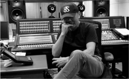 Haruki Murakami debuta como DJ y locutor de radio