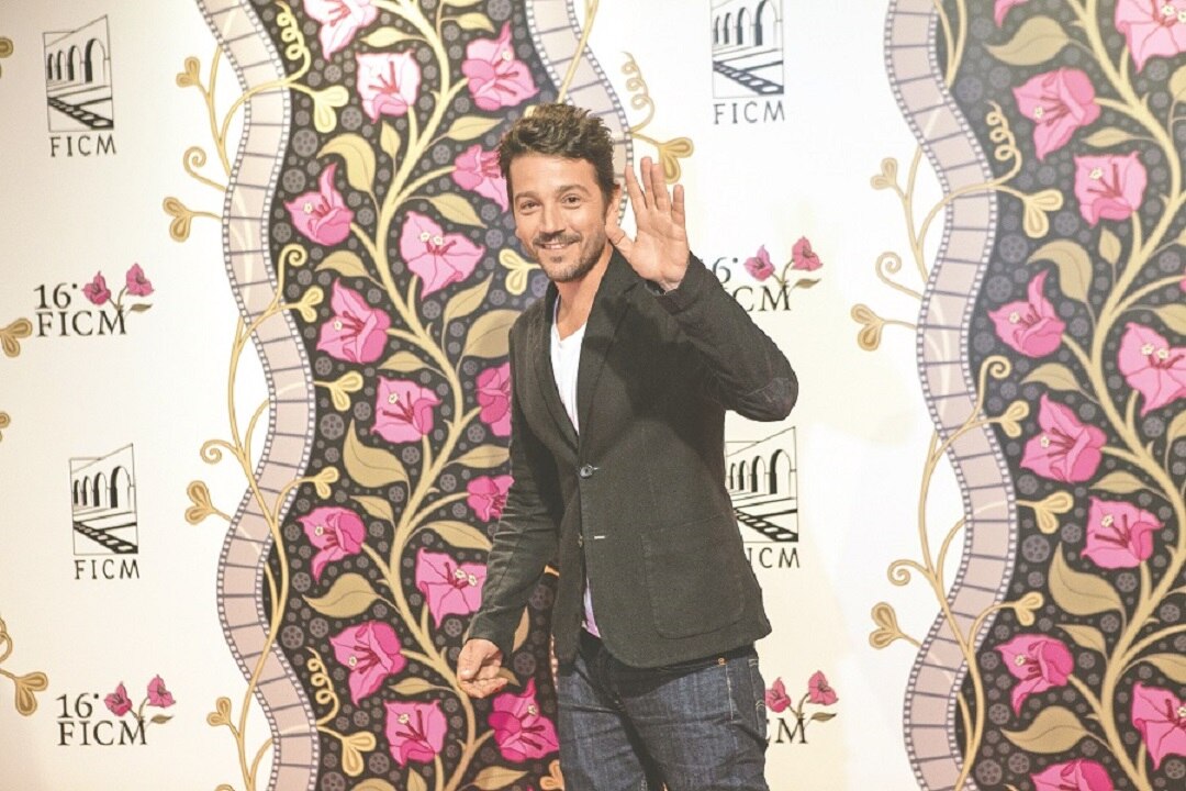 Diego Luna comparte créditos con Sienna Miller