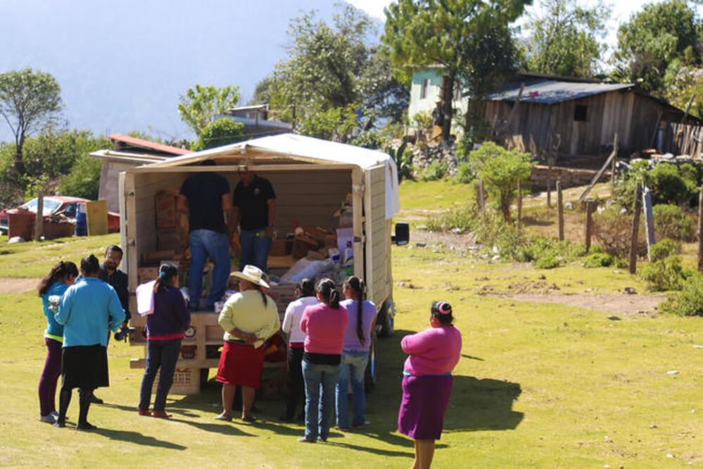 A San Gaspar, de Pinal de Amoles, llegó la tienda móvil, donde la gente pudo adquirir productos de la canasta básica, difíciles de conseguir en su comunidad (GONZALO IBÁÑEZ. EL UNIVERSAL)