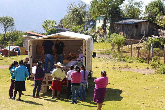 A San Gaspar, de Pinal de Amoles, llegó la tienda móvil, donde la gente pudo adquirir productos de la canasta básica, difíciles de conseguir en su comunidad (GONZALO IBÁÑEZ. EL UNIVERSAL)