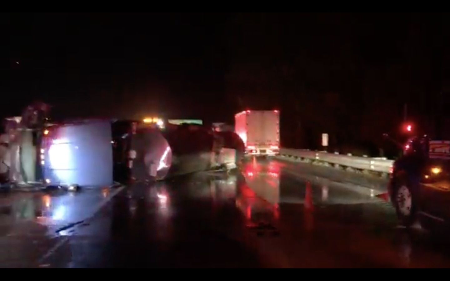 Pipa cargada de leche se vuelca en la autopista México-Querétaro