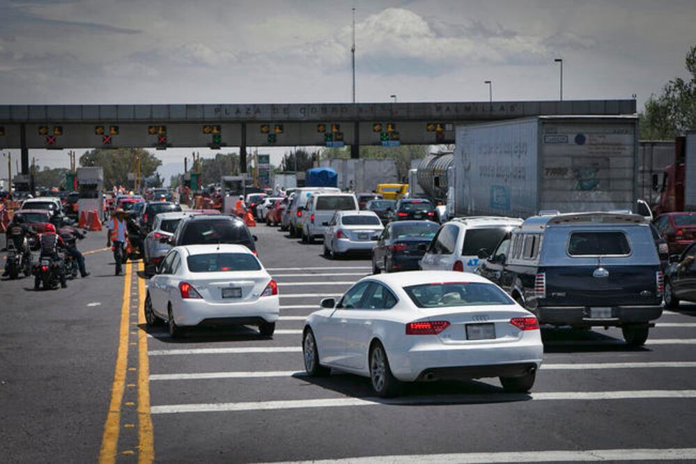 De acuerdo con Braulio Guerra, diputado federal por Querétaro, quitar la caseta estimularía el libre comercio y la economía familiar y comercial; el objetivo es distribuir los 2 mil 200 millones de pesos que genera anualmente el cobro de peaje (ESPECIAL)