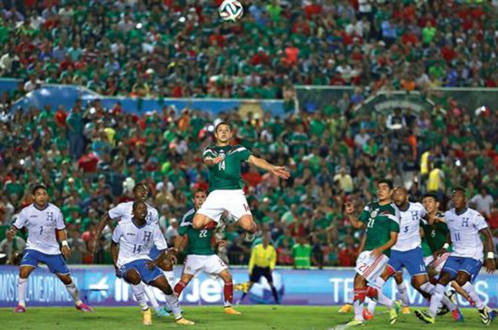 ‘El Chicharito’ asegura que vive del futbol