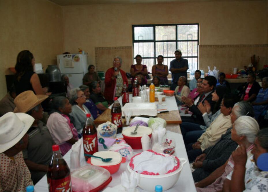 Dan apoyo a adultos mayores en SJR