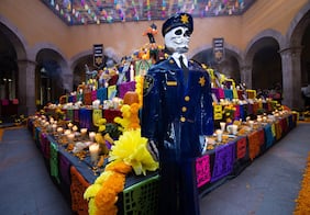 SSPMQ honra la memoria de 70 agentes con altar de Día de Muertos