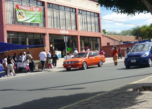 Asaltan a taxista, lo amenazaron con navajas.