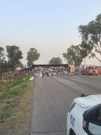 Trailer volcado bloquea autopista Querétaro-México