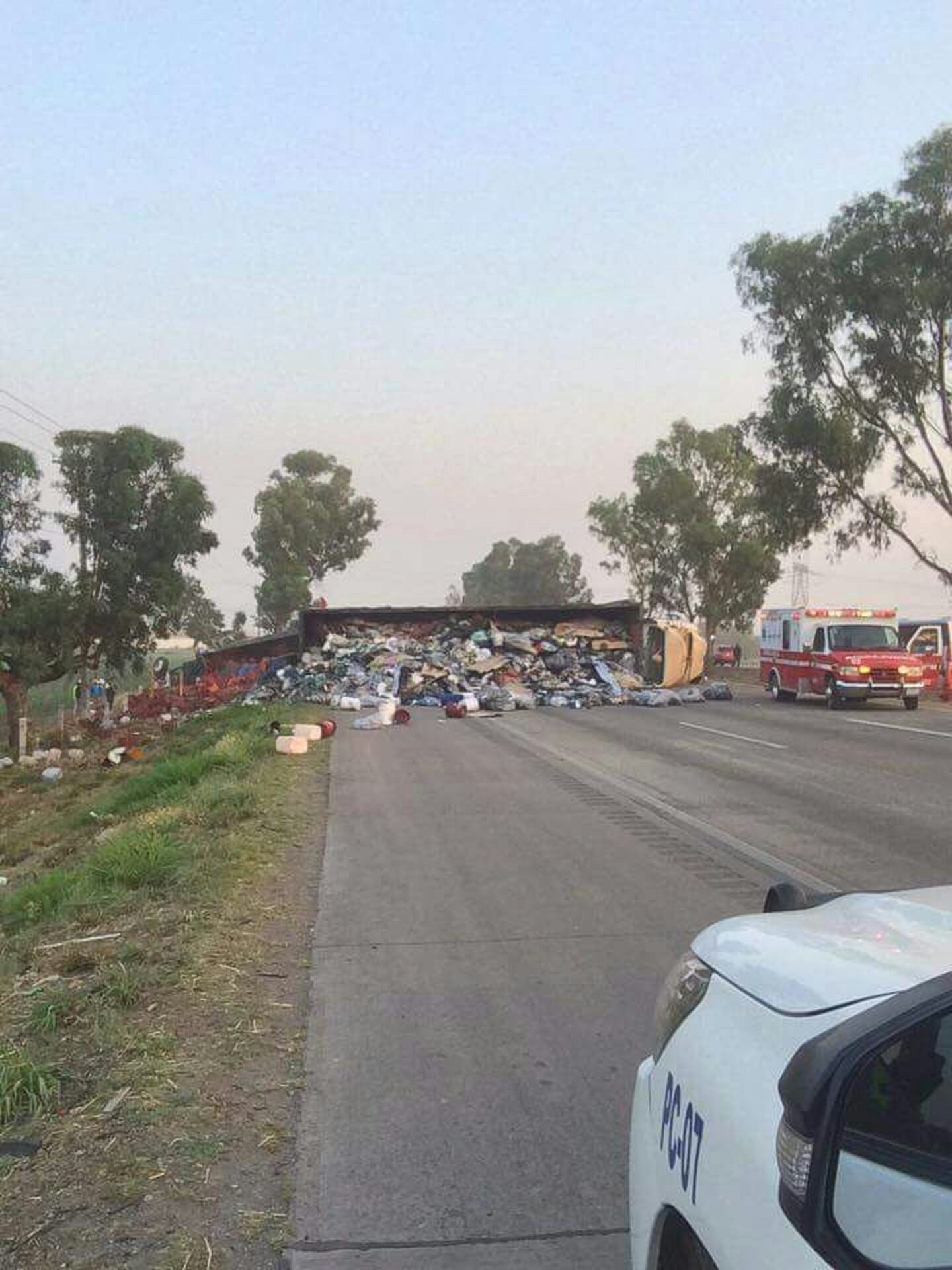 Trailer volcado bloquea autopista Querétaro-México