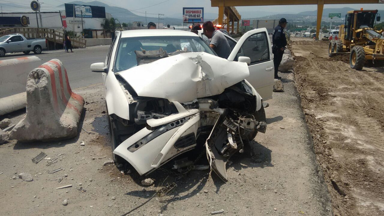 Se estrella vehículo contra muro de contención