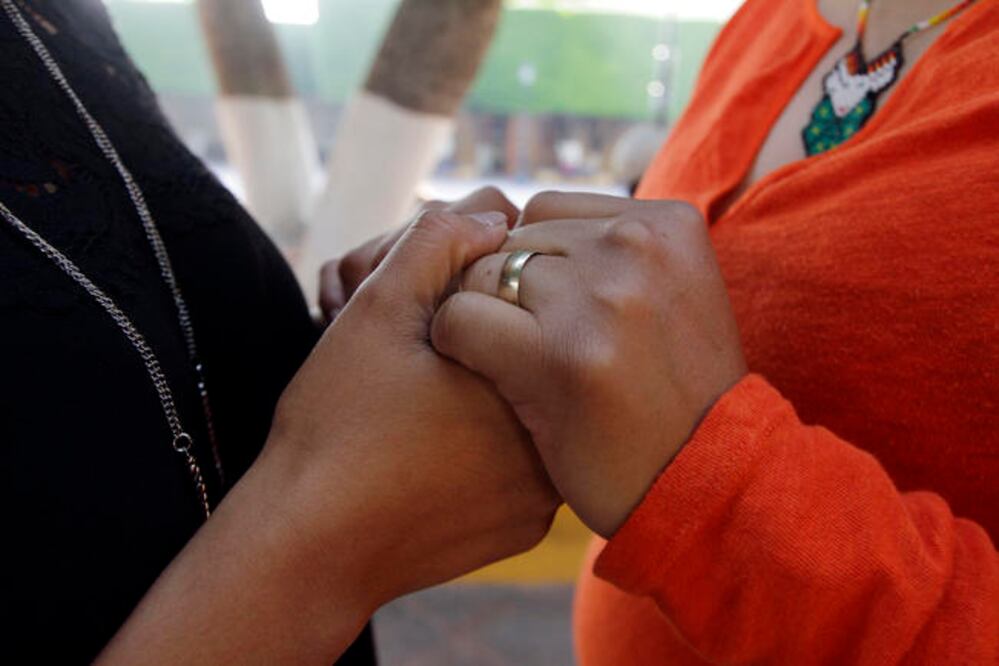 El padre accede a hacerte a ti y a tu pareja una "liberación" para que se sientan más tranquilas, porque Dios acepta a todos, insiste.