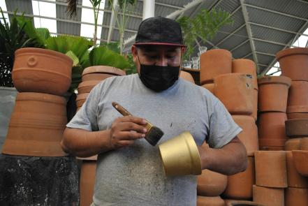 Lleva 12 años de vender y dar color a macetas