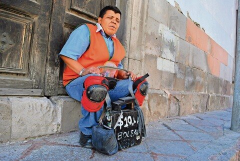 Se gana sustento como bolera en la capital