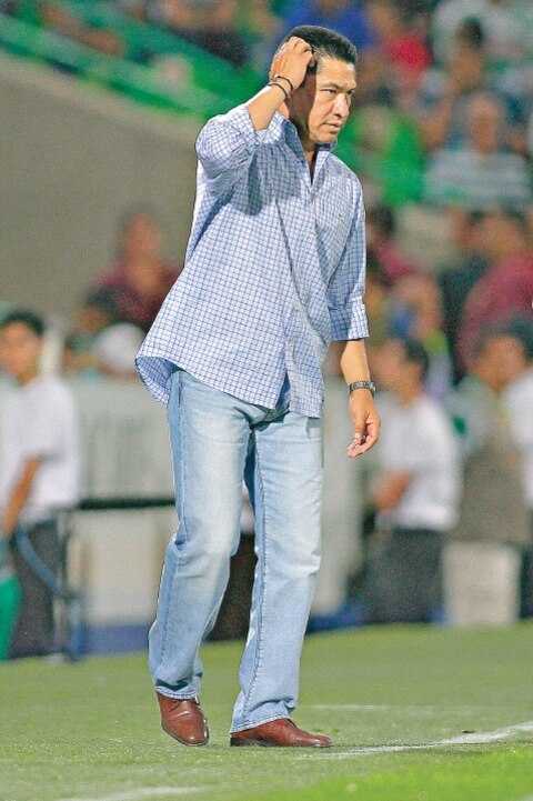 Ambriz descarta presión en Gallos