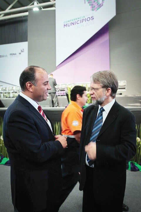 Acude Loyola a conferencia