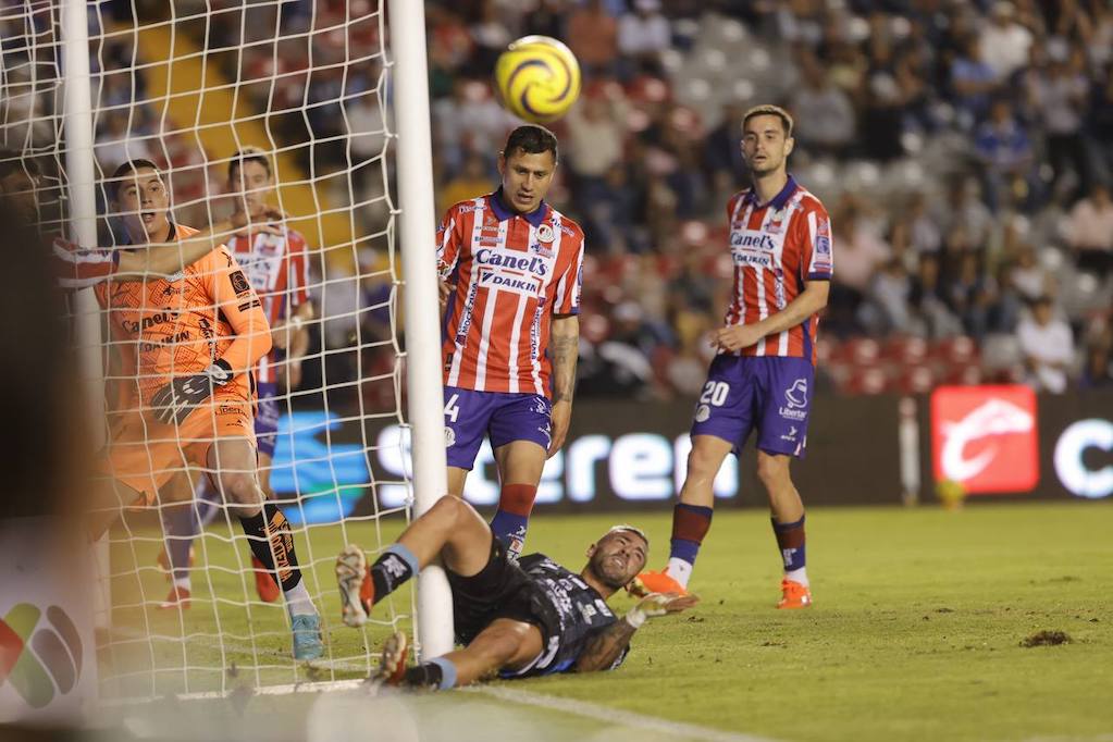 Gallos Blancos arrolla al San Luis, en el Clásico de la 57